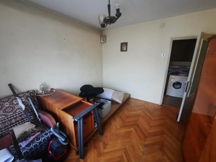 Apartament cu 3 camere semidecomandat în Podu Roș
