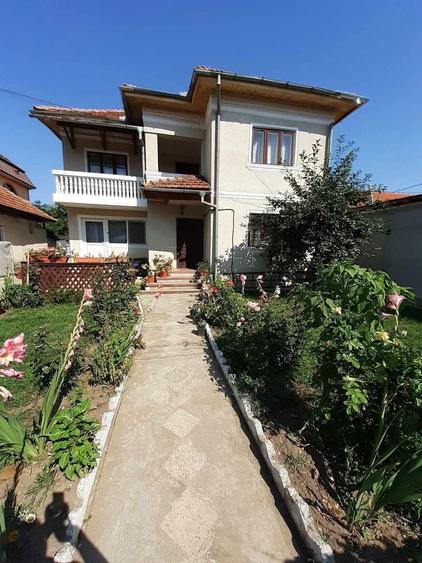 Casă cu 4 camere în Central