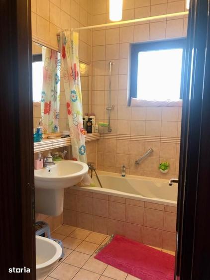 Casă cu 5 camere cu Teren 320 Mp în Vatra Luminoasă