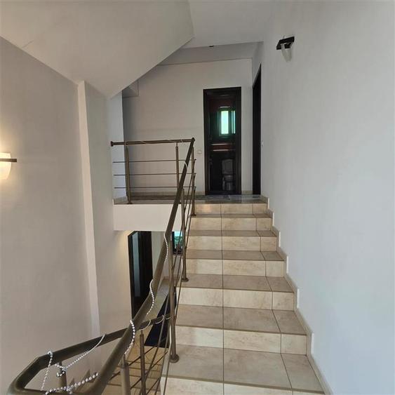Casă cu 5 camere cu Teren 300 Mp în Bucium