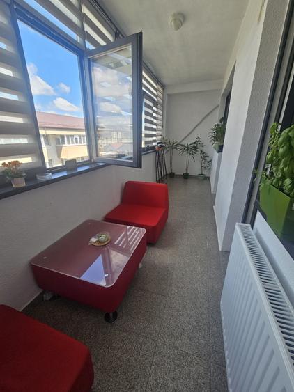 Apartament cu 3 camere decomandat în Olteni