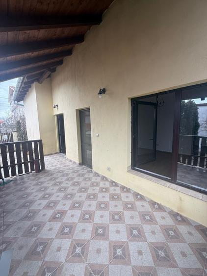 Casă individuală cu 5 camere cu Canalizare în Giroc