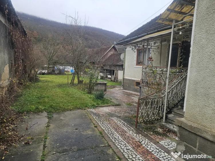 Casă cu 4 camere în Rișculița