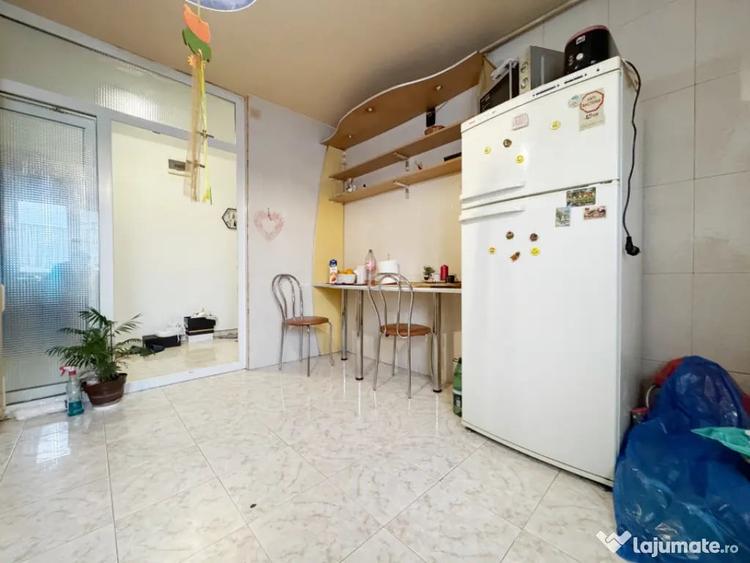 Apartament cu 3 camere decomandat, mobilat în Soarelui