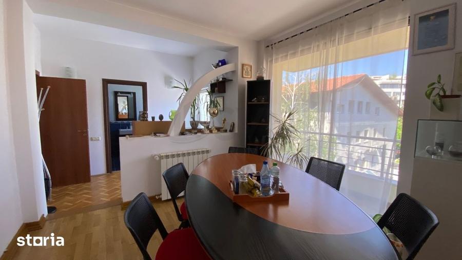 Casă cu 10 camere cu Teren 250 Mp în Herăstrău