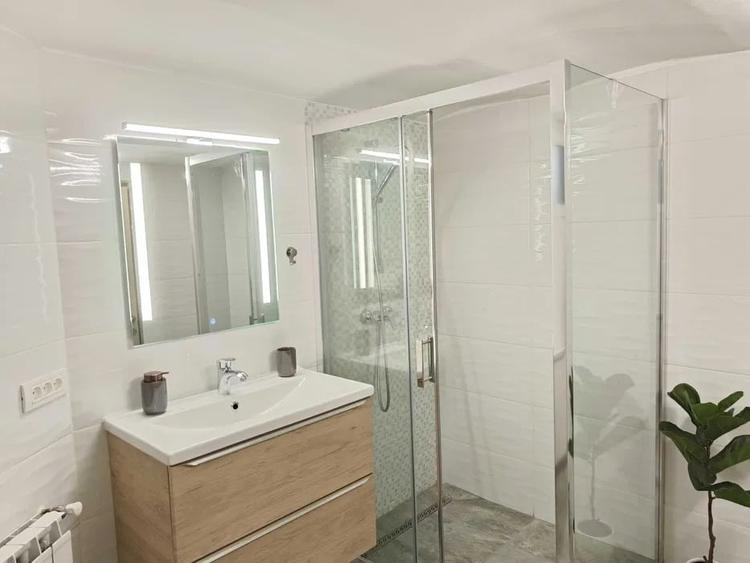 Apartament cu 2 camere decomandat, mobilat în Parcul Carol