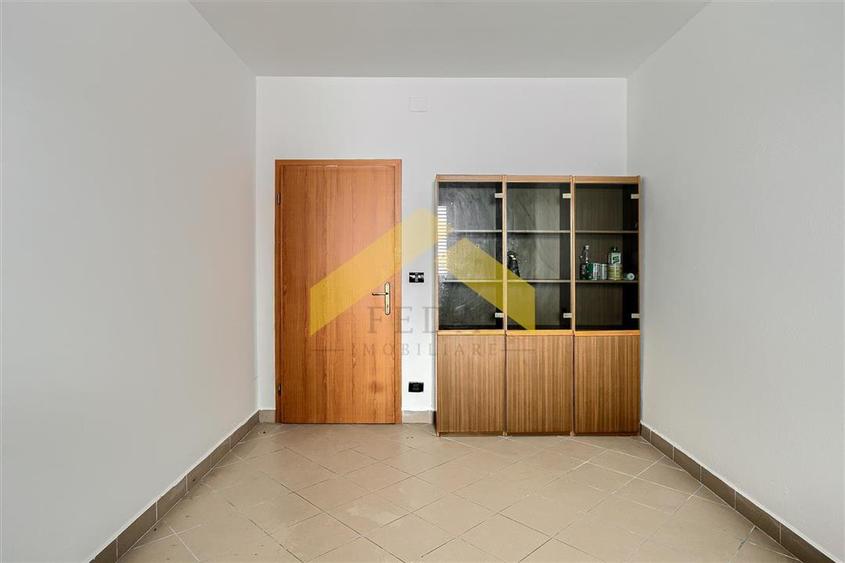 Apartament cu 3 camere semidecomandat în Galșa