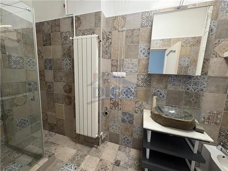 Apartament cu 3 camere semidecomandat în Universitate