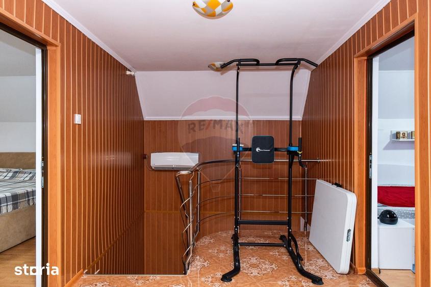 Casă cu 5 camere cu Teren 1600 Mp în Țițești