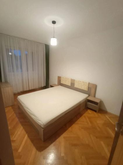 Apartament cu 3 camere decomandat în Dâmbu