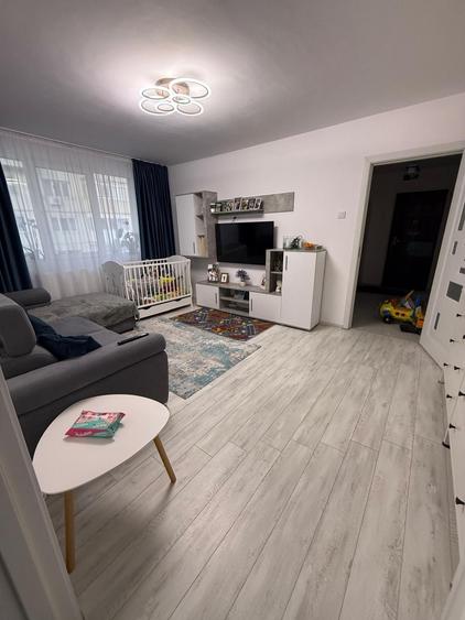 Apartament cu 3 camere semidecomandat în Central