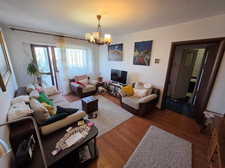 Apartament cu 3 camere semidecomandat în Iancului