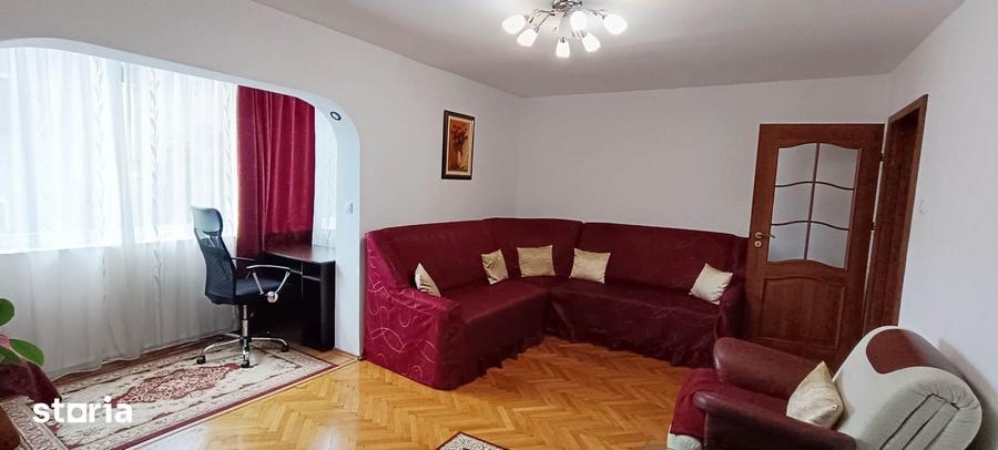 Apartament cu 4 camere decomandat în Tractorul
