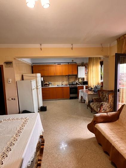 Apartament cu 3 camere semidecomandat în Inel II