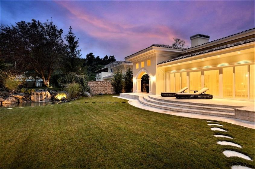Casă individuală cu 5 camere cu Piscina în Est