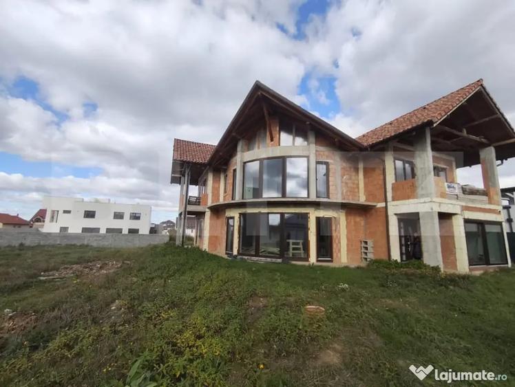 Casă cu 7 camere cu Teren 980 Mp în Sânmartin