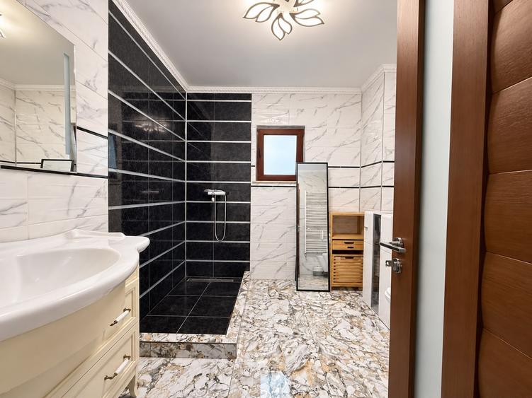 Casă individuală cu 6 camere cu Canalizare în Corbu