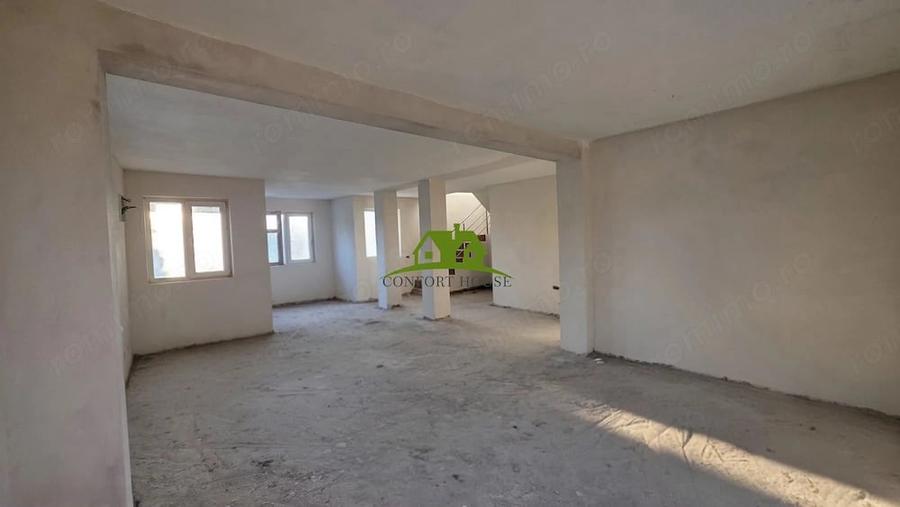 Casă cu Teren 3600 Mp în Slăvitești