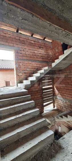 Casă individuală cu 15 camere cu Canalizare în Sud