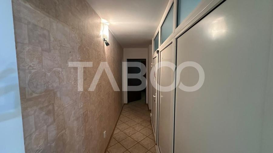 Apartament cu 3 camere semidecomandat, mobilat în Mihai Viteazul