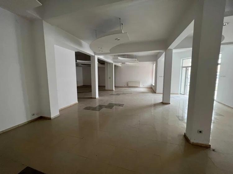 Spațiu comercial, de 300 mp, în Central