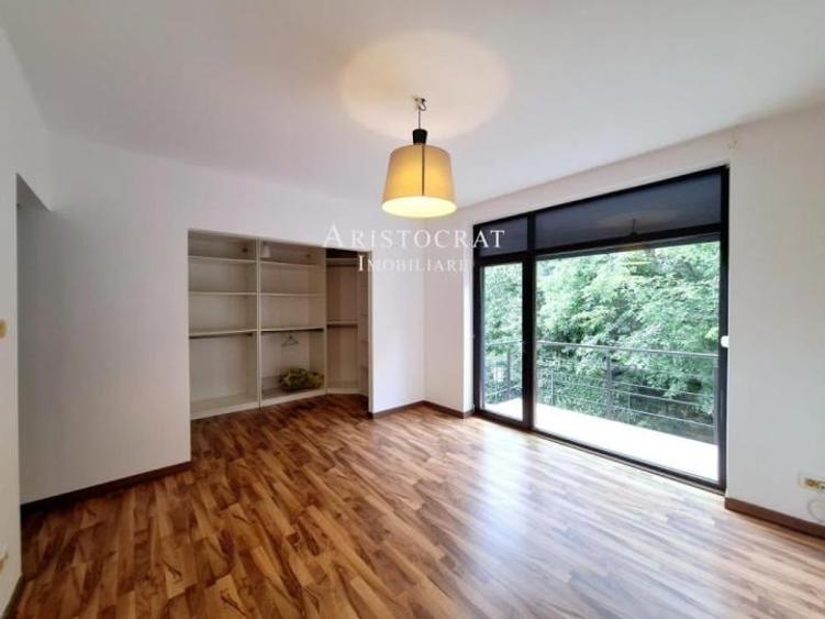 Casă cu 7 camere cu Teren 500 Mp în Corbeanca