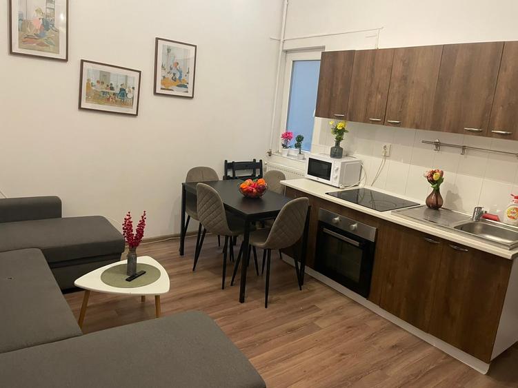 Apartament cu 4 camere decomandat în P-ța Universității