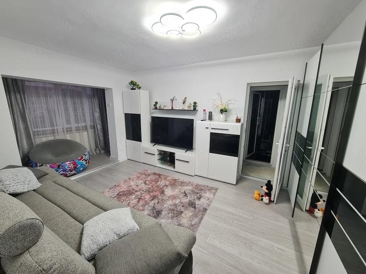 Apartament cu 3 camere semidecomandat în Filiași