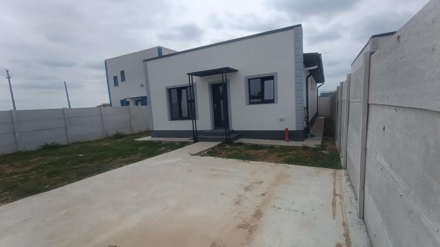 Casă individuală cu 4 camere cu Canalizare în Cârcea