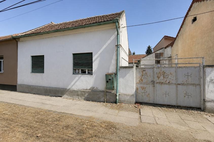 Casă individuală cu 7 camere cu Canalizare în Pârneava