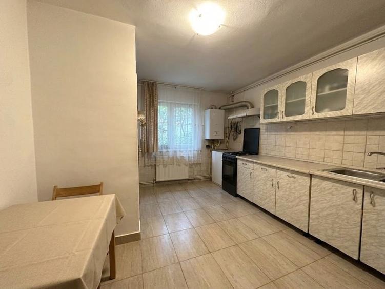 Apartament cu 3 camere semidecomandat în Uzina 2