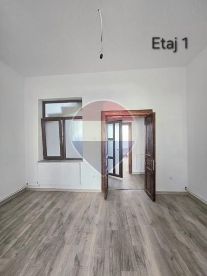 Apartament cu 6 camere semidecomandat în Central