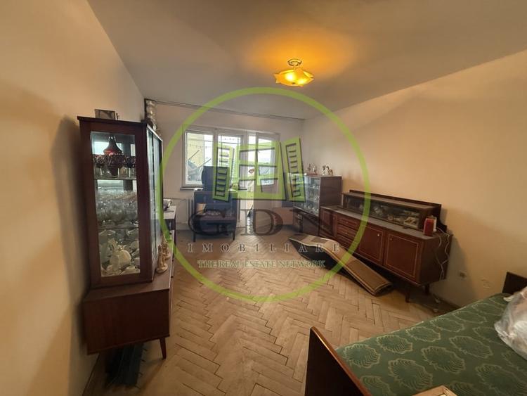 Apartament cu 3 camere decomandat în Calea București
