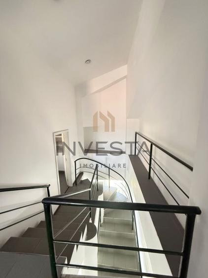 Casă individuală cu 15 camere cu Canalizare în Central