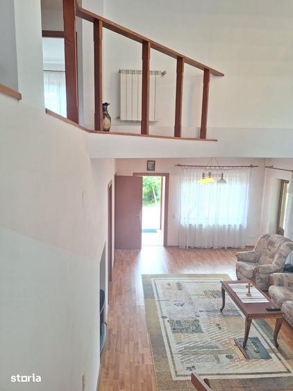 Casă cu 5 camere cu Teren 19900 Mp în Central