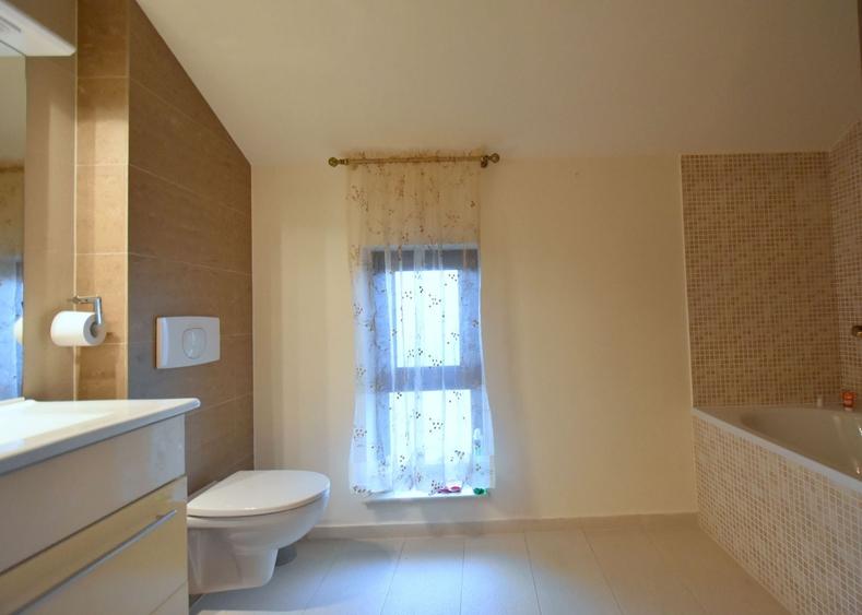 Casa cocheta pentru familii moderne - strada privata - 53