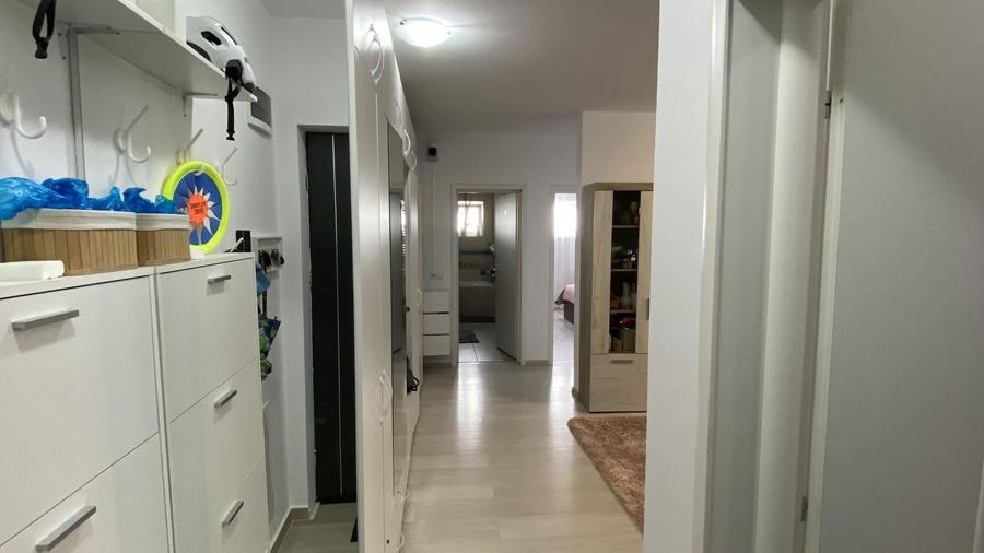 Apartament cu 3 camere semidecomandat, mobilat în Turnișor