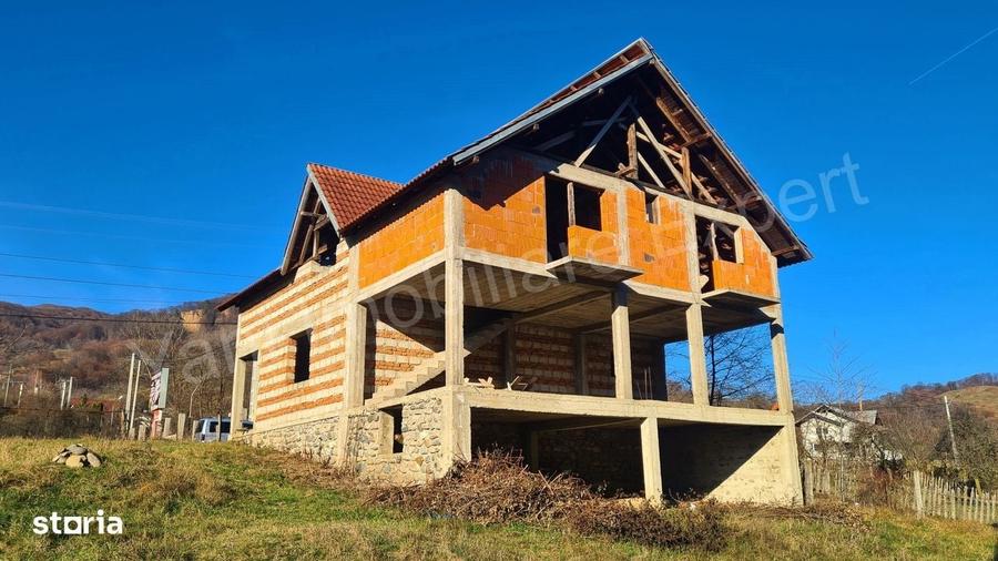 Casă cu 4 camere în Corbeni