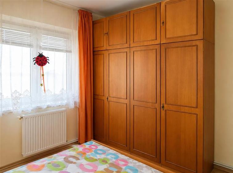 Apartament cu 3 camere decomandat în Calea București
