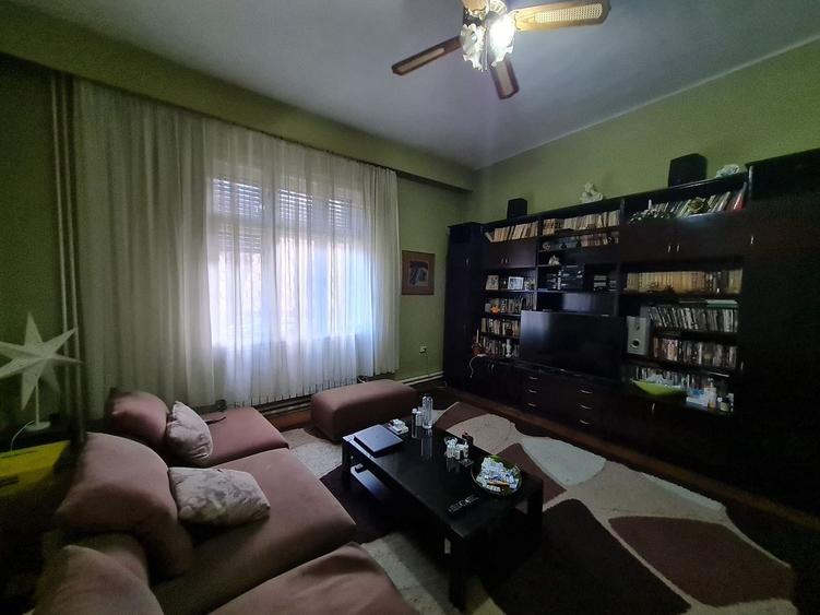 Casă individuală cu 8 camere cu Canalizare în Central