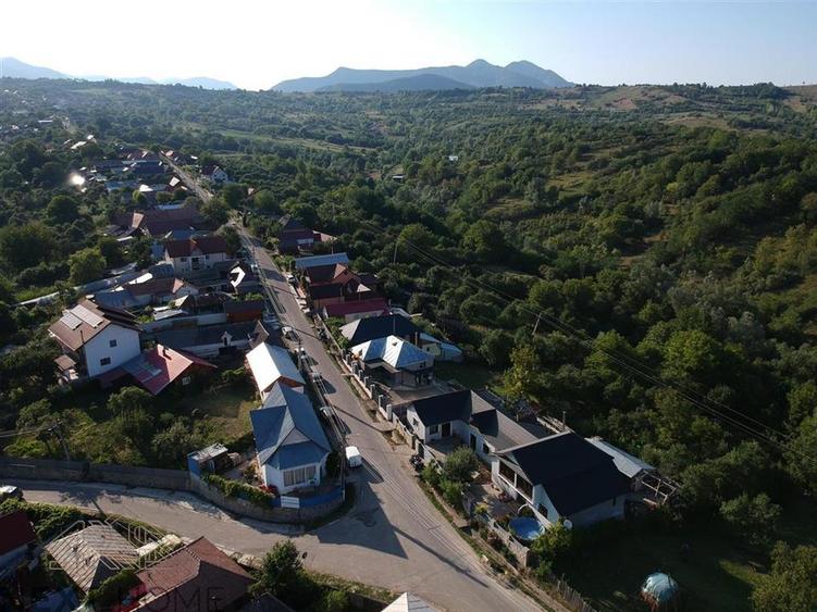 Casă cu 4 camere cu Teren 2400 Mp în Păulești