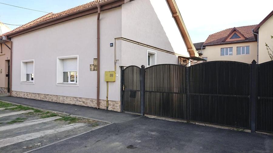 Casă individuală cu 7 camere cu Canalizare în Girocului