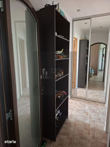 Apartament cu 3 camere semidecomandat, mobilat în Rahova