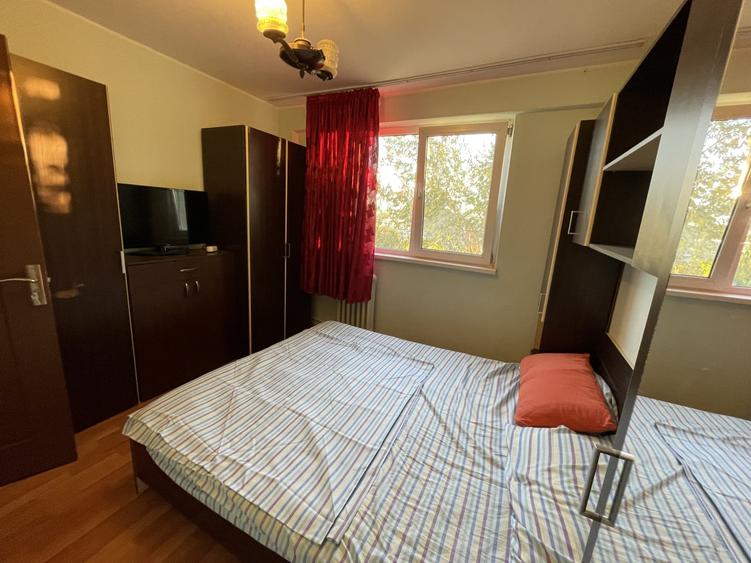 Apartament cu 2 camere semidecomandat, mobilat în Tei