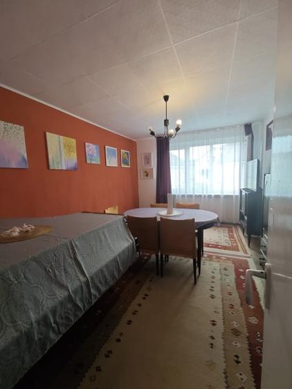 Apartament cu 4 camere decomandat, mobilat în Săsar
