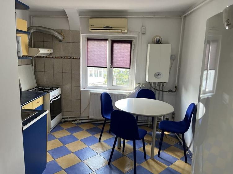 Apartament cu 2 camere decomandat în 1 Decembrie