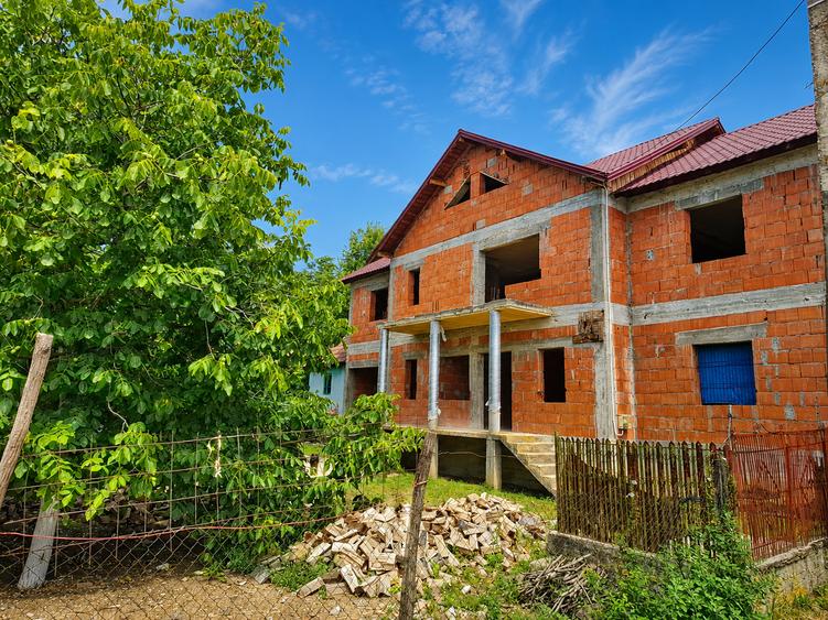 Casă individuală cu 6 camere cu Teren 1294 Mp în Olanu