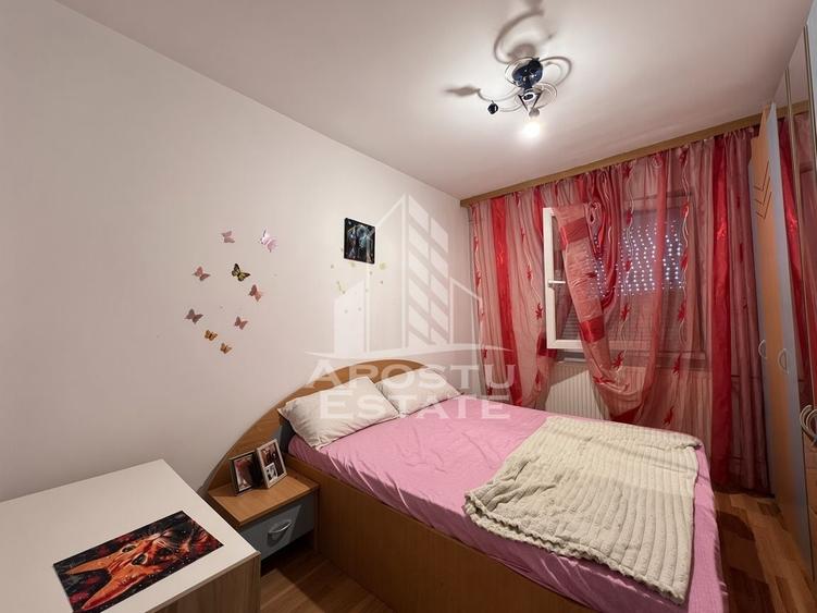 Apartament cu 3 camere semidecomandat, mobilat în Dacia