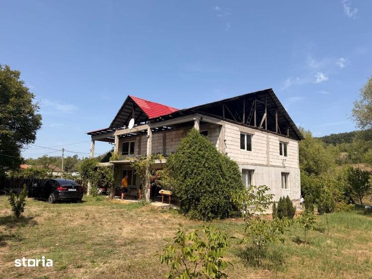 Casă cu 5 camere decomandat cu Teren 6400 Mp în Văgiulești