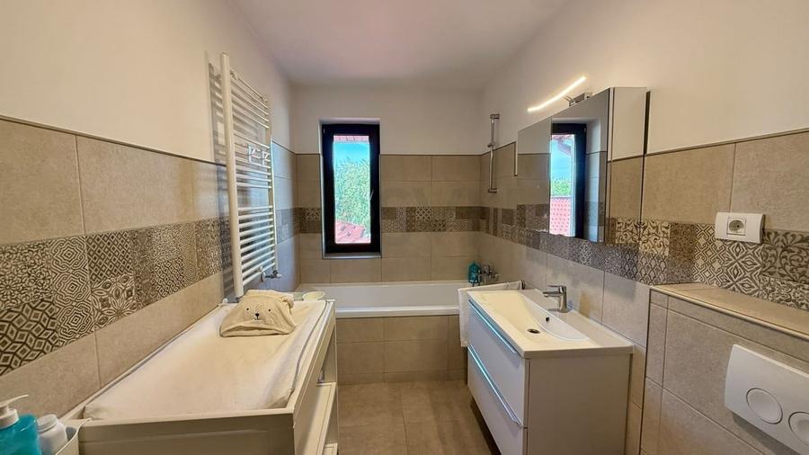 Casă individuală cu 10 camere cu Piscina în Nord
